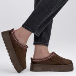 Buty wsuwane na platformie Czekoladowe – Monira, widok z boku, prawy but podniesiony