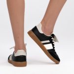 Kolorowe sneakersy Czarne – Veylisse, widok od tyłu, prawy but podniesiony