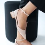 Eleganckie czółenka z odkrytymi bokami Pudrowe – Jorinda 1