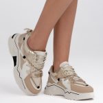 Modne sneakersy damskie Złoty camel – Carmira, widok z przodu, prawy but podniesiony