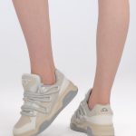 Sneakersy chunky Beżowe – Shynira, widok od tyłu, prawy but podniesiony