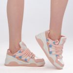 Sneakersy chunky Różowe – Shynira, widok z boku, prawy but podniesiony