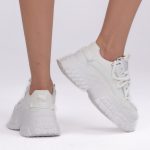 Sneakersy dad shoes Białe – Vivanea, widok od tyłu, prawy but podniesiony