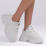 Sneakersy dad shoes Białe – Vivanea, widok z boku, prawy but podniesiony