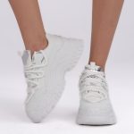 Sneakersy dad shoes Białe – Vivanea, widok z przodu, prawy but podniesiony