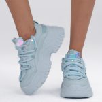Sneakersy dad shoes Błękitne – Vivanea, widok z przodu, prawy but podniesiony