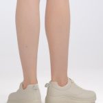 Sneakersy jednokolorowe Beżowe – Myrella, widok od tyłu, prawy but odchylony