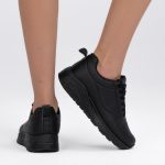 Sneakersy jednokolorowe Czarne - Myrella, widok od tyłu, prawy but podniesiony