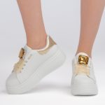 Sneakersy klasyczne z metalicznymi wstawkami Białe – Fenirae, widok z przodu, prawy but podniesiony