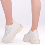 Sneakersy na grubej podeszwie Białe – Nayora, widok od tyłu, lewy but podniesiony