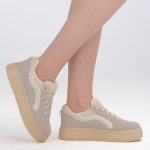 Sneakersy na platformie w stylu skate Beżowe – Favora, widok z boku, prawy but podniesiony