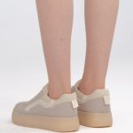 Sneakersy na platformie w stylu skate Beżowe – Favora, widok z tyłu