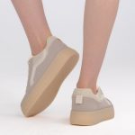 Sneakersy na platformie w stylu skate Beżowe – Favora, widok z tyłu, lewy but podniesiony