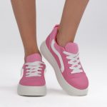 Sneakersy na platformie w stylu skate Favora – Różowe, widok z przodu, lewy but podniesiony