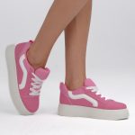 Sneakersy na platformie w stylu skate Favora – Różowe, widok z boku, prawy but podniesiony