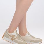 Sneakersy retro Beżowe – Halivra, wiodok z boku, prawy but podniesiony