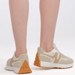 Sneakersy retro Beżowe – Halivra, widok od tyłu, prawy but odchylony w bok