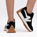 Sneakersy retro Czarne – Halivra, widok od tyłu, prawy but podniesiony
