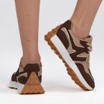 Sneakersy retro Czekoladowe – Halivra, widok od tyłu, prawy but podniesiony