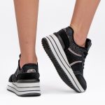 Sneakersy z błyszczącymi wstawkami Czarne – Brillora, widok z tyłu prawy but podniesiony