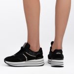 Sneakersy z błyszczącymi wstawkami Czarne – Brillora, widok z tyłu, lewy but odchylony w bok