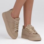Sneakersy z grubymi sznurówkami Beżowe – Trivanna, widok z boku