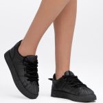 Sneakersy z grubymi sznurówkami Czarne – Trivanna, widok z boku