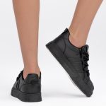 Sneakersy z grubymi sznurówkami Czarne – Trivanna, widok z tyłu prawy but podniesiony