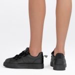 Sneakersy z grubymi sznurówkami Czarne – Trivanna, widok z tyłu, lewy but odchylony w bok