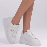 Sneakersy z metalowym znaczkiem Białe – Zynelle, widok z boku