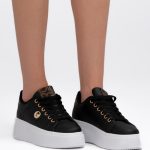 Sneakersy z metalowym znaczkiem Czarne – Zynelle, widok z przodu