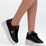Sneakersy z metalowym znaczkiem Czarne – Zynelle, widok z boku