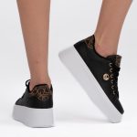 Sneakersy z metalowym znaczkiem Czarne – Zynelle, widok od tyłu