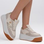 Sneakersy z ozdobami na wysokiej platformie Beżowe – Emoria, widok z boku