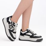 Sneakersy z ozdobną aplikacją Czarne – Palirra, widok z boku(prawy)