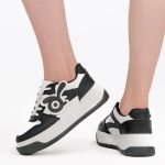 Sneakersy z ozdobną aplikacją Czarne – Palirra, widok z boku(lewy)