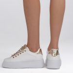 Sneakersy ze zdobionymi sznurówkami Białe – Quinara, widok od tyłu, lewy but odchylony