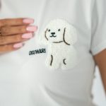 T-shirt damski z psem osuwari – Osuwira 2
