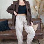 Spodnie materiałowe szerokie ze ściagaczami Beżowy – Flowenne 1