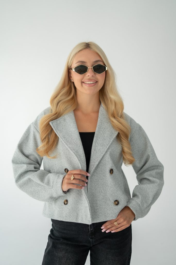 Krótki płaszcz z dwurzędowymi kieszeniami Szary – Boutirra 2