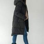 Długa kurtka pikowana damska z kapturem Czarny – Zerivane 4
