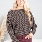 Bluzka dekolt woda w paski Czekoladowy – Lyvarra 1