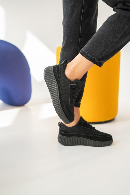 Sneakersy zamszowe na platformie Czarne – Riseora 1