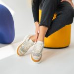 Sneakersy zamszowe na platformie Beżowe – Riseora 4