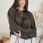 Koszula damska z wiązaniem i broszką Czekoladowy – Brochelle 3