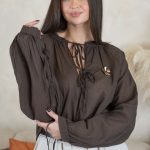 Koszula damska z wiązaniem i broszką Czekoladowy – Brochelle 4