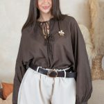 Koszula damska z wiązaniem i broszką Czekoladowy – Brochelle 5