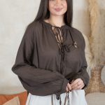 Koszula damska z wiązaniem i broszką Czekoladowy – Brochelle 6