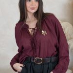 Koszula damska z wiązaniem i broszką Bordowy – Brochelle 3