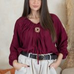 Koszula z marszczonym dekoltem i broszką Bordowy – Aurivane 2